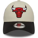 regulowana-bezowo-czarna-czapka-z-zakrzywionym-daszkiem-9forty-contrast-patch-chicago-bulls-nba-marki-new-era