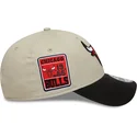 regulowana-bezowo-czarna-czapka-z-zakrzywionym-daszkiem-9forty-contrast-patch-chicago-bulls-nba-marki-new-era