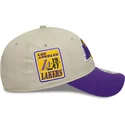 czapka-z-zakrzywionym-daszkiem-bezowo-fioletowa-regulowana-9forty-contrast-patch-los-angeles-lakers-nba-new-era