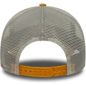 bezowa-czapka-trucker-a-frame-z-naszywka-graficzna-new-era