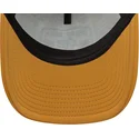 bezowa-czapka-trucker-a-frame-z-naszywka-graficzna-new-era