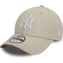 bezowa-czapka-z-zakrzywionym-daszkiem-regulowana-z-bialym-logo-9forty-league-essential-new-york-yankees-mlb-od-new-era