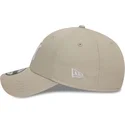 bezowa-czapka-z-zakrzywionym-daszkiem-regulowana-z-bialym-logo-9forty-league-essential-new-york-yankees-mlb-od-new-era