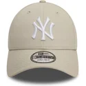 bezowa-czapka-z-zakrzywionym-daszkiem-regulowana-z-bialym-logo-9forty-league-essential-new-york-yankees-mlb-od-new-era