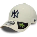 bezowa-czapka-z-zakrzywionym-daszkiem-i-regulacja-z-granatowym-logo-9forty-recycled-new-york-yankees-mlb-od-new-era