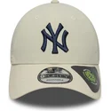 bezowa-czapka-z-zakrzywionym-daszkiem-regulowana-z-granatowym-logo-9forty-recycled-new-york-yankees-mlb-od-new-era