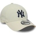 bezowa-czapka-z-zakrzywionym-daszkiem-regulowana-z-granatowym-logo-9forty-recycled-new-york-yankees-mlb-od-new-era