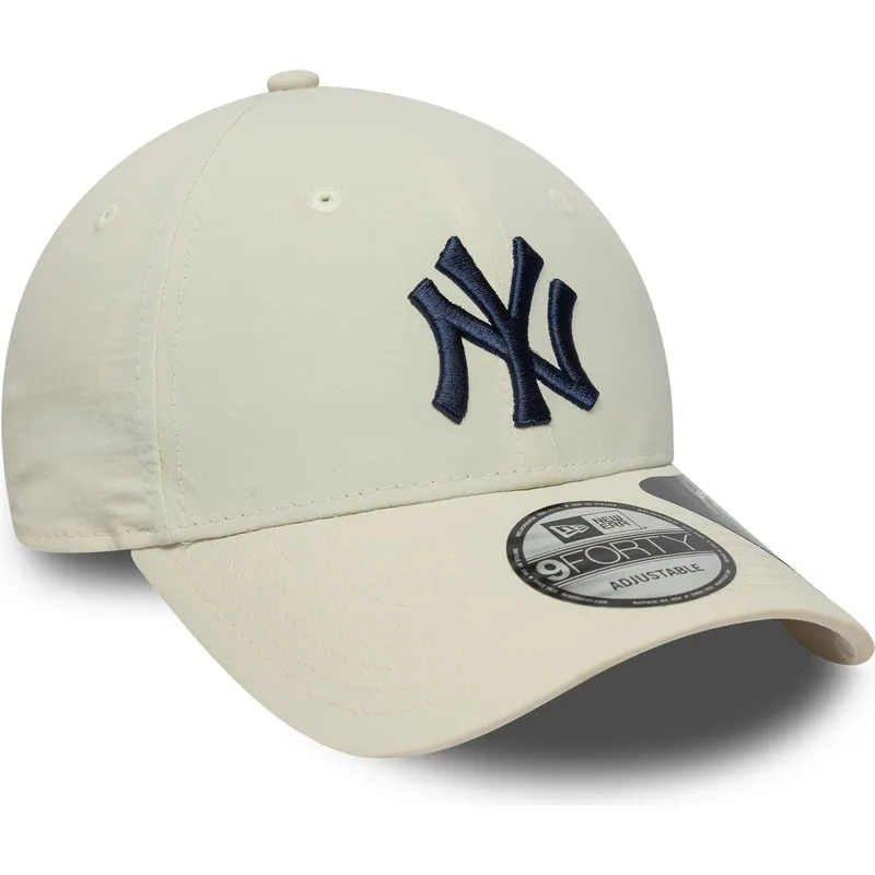 bezowa-czapka-z-zakrzywionym-daszkiem-regulowana-z-granatowym-logo-9forty-recycled-new-york-yankees-mlb-od-new-era
