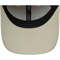 bezowa-czapka-z-zakrzywionym-daszkiem-i-regulacja-z-granatowym-logo-9forty-recycled-new-york-yankees-mlb-od-new-era