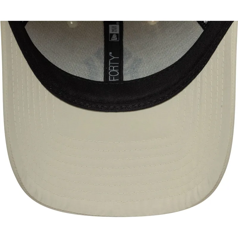 bezowa-czapka-z-zakrzywionym-daszkiem-regulowana-z-granatowym-logo-9forty-recycled-new-york-yankees-mlb-od-new-era