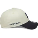 bezowo-granatowa-regulowana-czapka-z-daszkiem-9forty-side-script-new-york-yankees-mlb-od-new-era