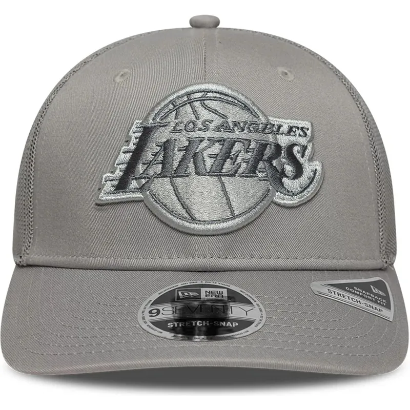 szara-czapka-trucker-z-szarym-logo-9seventy-stretch-snap-tonal-los-angeles-lakers-nba-new-era
