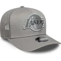 szara-czapka-trucker-z-szarym-logo-9seventy-stretch-snap-tonal-los-angeles-lakers-nba-new-era