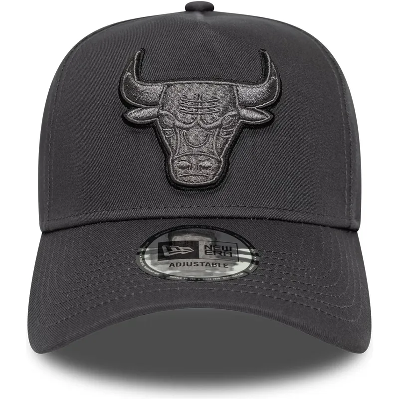 szara-czapka-z-zakrzywionym-daszkiem-snapback-z-szarym-logo-e-frame-tonal-outline-chicago-bulls-nba-od-new-era