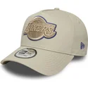 bezowa-czapka-z-zakrzywionym-daszkiem-typu-snapback-z-bezowym-logo-e-frame-tonal-outline-los-angeles-lakers-nba-od-new-era