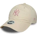 bezowa-regulowana-czapka-z-zakrzywionym-daszkiem-dla-kobiet-z-rozowym-logo-9twenty-contrast-stitch-new-york-yankees-mlb-od-new-e