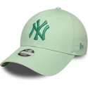 zielona-zakrzywiona-czapka-z-regulacja-dla-kobiet-z-zielonym-logo-9forty-metallic-logo-new-york-yankees-mlb-od-new-era