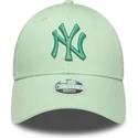 zielona-zakrzywiona-czapka-z-regulacja-dla-kobiet-z-zielonym-logo-9forty-metallic-logo-new-york-yankees-mlb-od-new-era