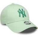 zielona-zakrzywiona-czapka-z-regulacja-dla-kobiet-z-zielonym-logo-9forty-metallic-logo-new-york-yankees-mlb-od-new-era