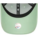 zielona-zakrzywiona-czapka-z-regulacja-dla-kobiet-z-zielonym-logo-9forty-metallic-logo-new-york-yankees-mlb-od-new-era