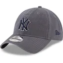 szara-zakrzywiona-czapka-regulowana-z-niebieskim-logo-9twenty-core-classics-new-york-yankees-mlb-od-new-era