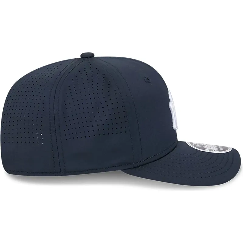 granatowa-czapka-z-zakrzywionym-daszkiem-snapback-9seventy-stretch-snap-perf-new-york-yankees-mlb-new-era