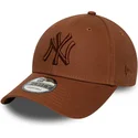 brazowa-regulowana-czapka-z-zakrzywionym-daszkiem-z-brazowym-logo-9forty-league-essential-new-york-yankees-mlb-new-era