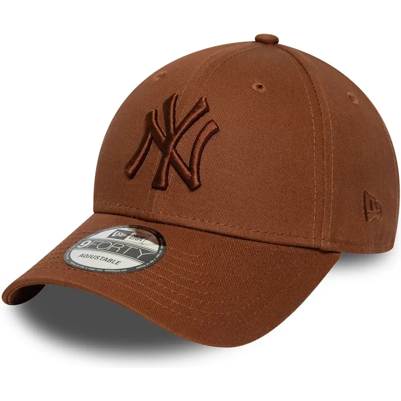brazowa-regulowana-czapka-z-zakrzywionym-daszkiem-z-brazowym-logo-9forty-league-essential-new-york-yankees-mlb-new-era