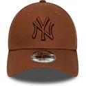brazowa-regulowana-czapka-z-zakrzywionym-daszkiem-z-brazowym-logo-9forty-league-essential-new-york-yankees-mlb-new-era