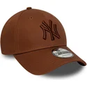 brazowa-regulowana-czapka-z-zakrzywionym-daszkiem-z-brazowym-logo-9forty-league-essential-new-york-yankees-mlb-new-era