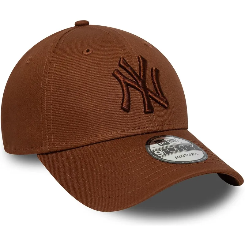 brazowa-regulowana-czapka-z-zakrzywionym-daszkiem-z-brazowym-logo-9forty-league-essential-new-york-yankees-mlb-new-era