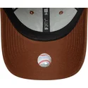 brazowa-regulowana-czapka-z-zakrzywionym-daszkiem-z-brazowym-logo-9forty-league-essential-new-york-yankees-mlb-new-era