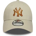 bezowa-czapka-z-zakrzywionym-daszkiem-regulowana-z-brazowym-logo-9forty-ombre-infill-new-york-yankees-mlb-od-new-era