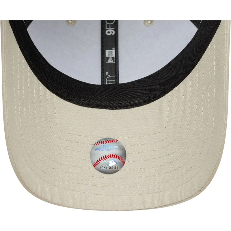 bezowa-regulowana-czapka-z-zakrzywionym-daszkiem-z-bezowym-logo-9forty-tonal-flawless-new-york-yankees-mlb-new-era