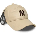 bezowa-czapka-z-zakrzywionym-daszkiem-regulowana-z-brazowym-logo-9twenty-leather-new-york-yankees-mlb-od-new-era