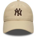 bezowa-czapka-z-zakrzywionym-daszkiem-regulowana-z-brazowym-logo-9twenty-leather-new-york-yankees-mlb-od-new-era