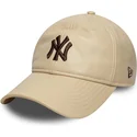 bezowa-czapka-z-zakrzywionym-daszkiem-regulowana-z-brazowym-logo-9twenty-leather-new-york-yankees-mlb-od-new-era