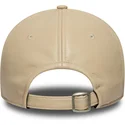 bezowa-czapka-z-zakrzywionym-daszkiem-regulowana-z-brazowym-logo-9twenty-leather-new-york-yankees-mlb-od-new-era