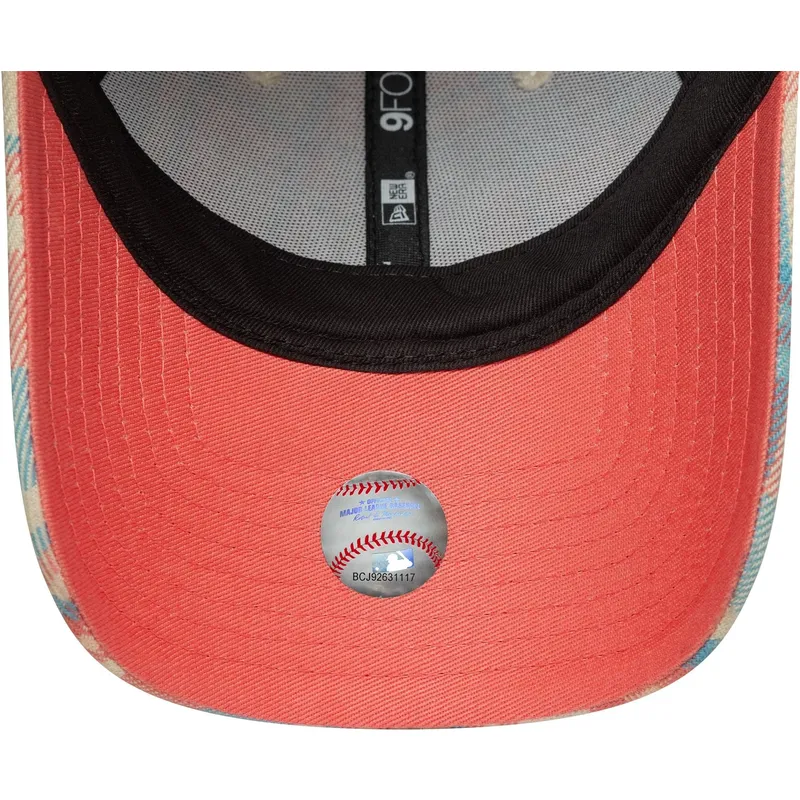 rozowa-i-niebieska-regulowana-czapka-z-zakrzywionym-daszkiem-dla-kobiet-9forty-check-new-york-yankees-mlb-new-era