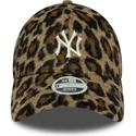 regulowana-damska-czapka-z-daszkiem-9forty-cosy-animal-z-motywem-lamparta-new-york-yankees-mlb-od-new-era