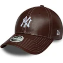 brazowa-regulowana-czapka-z-daszkiem-dla-kobiet-9forty-topstitch-pu-new-york-yankees-mlb-new-era