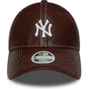 brazowa-regulowana-czapka-z-daszkiem-dla-kobiet-9forty-topstitch-pu-new-york-yankees-mlb-new-era