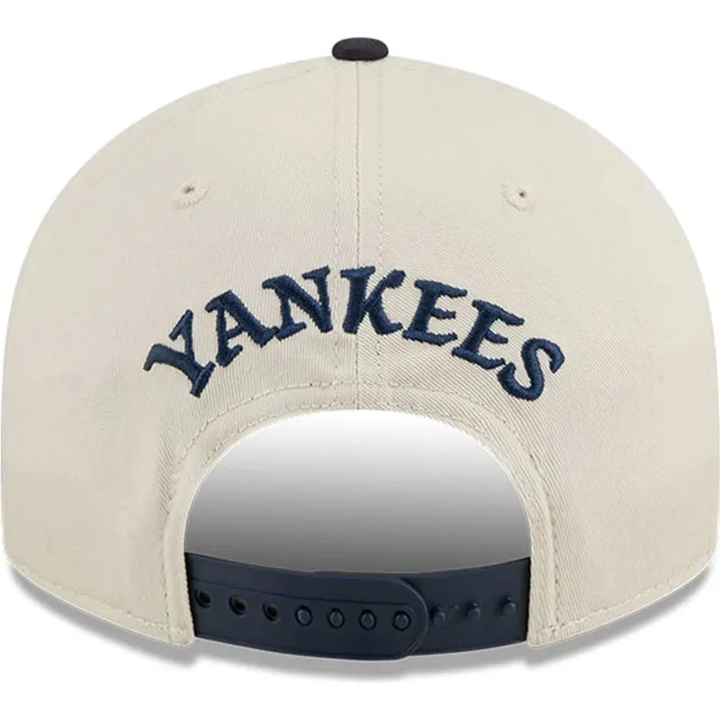 bezowa-i-granatowa-czapka-z-zakrzywionym-daszkiem-snapback-9fifty-retro-crown-scatter-new-york-yankees-mlb-new-era