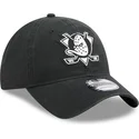 czarna-regulowana-czapka-z-zakrzywionym-daszkiem-9twenty-stamp-anaheim-ducks-nhl-new-era
