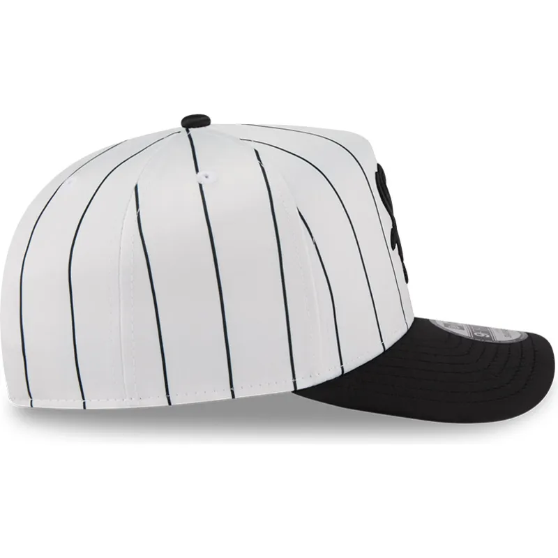 biala-i-czarna-zakrzywiona-czapka-snapback-9fifty-a-frame-satin-pinstripe-chicago-white-sox-mlb-new-era