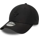 czarna-zakrzywiona-czapka-regulowana-9forty-z-przypinka-chicago-bulls-nba-od-new-era