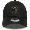 czarna-regulowana-czapka-z-zakrzywionym-daszkiem-z-zielonym-logo-9forty-outline-new-york-yankees-mlb-new-era