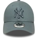 szara-zakrzywiona-regulowana-czapka-z-logo-new-york-yankees-mlb-9forty-league-essential-od-new-era
