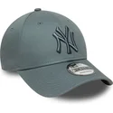 szara-regulowana-czapka-z-zakrzywionym-daszkiem-z-szarym-logo-9forty-league-essential-new-york-yankees-mlb-new-era