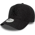 czarna-czapka-z-zakrzywionym-daszkiem-snapback-z-czarnym-logo-9forty-e-frame-melton-new-york-yankees-mlb-new-era